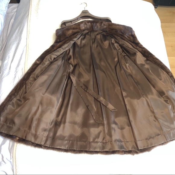 Genuine Vintage Mink Fur Coat in Brown - Picture 6 of 13